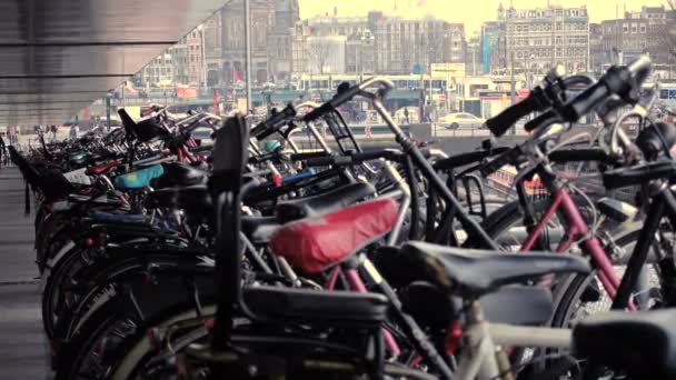 Amsterdão Países Baixos Março Estacionamento Bicicletas Estação Ferroviária Amsterdam Centraal — Vídeo de Stock