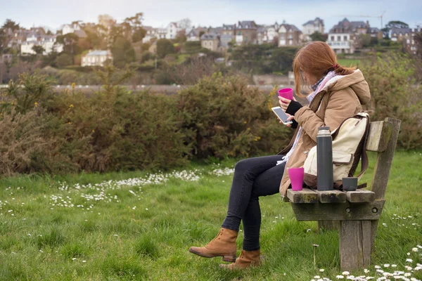 Девушка туристка отдыхает на скамейке — стоковое фото