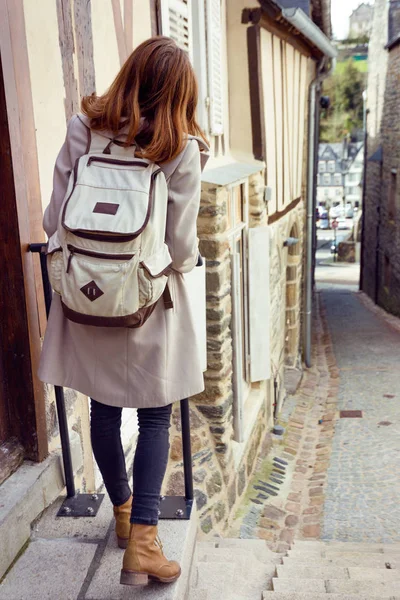 오래 된 도시에 걷는 여자 관광 — 스톡 사진