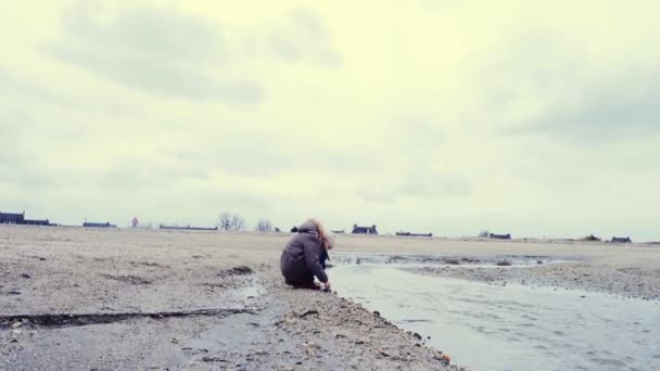 Bambina Che Cammina Gioca Una Spiaggia Vuota Momento Della Bassa — Video Stock