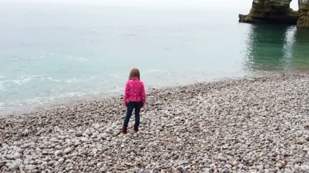 Caucasian Child Girl Playing Empty Beach — Stock Video