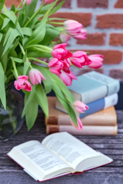 Roze tulpen in een vaas — Stockfoto