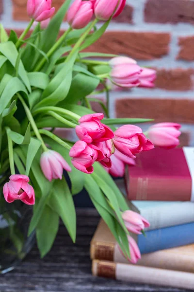花瓶にピンクのチューリップ — ストック写真