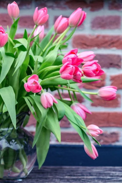 花瓶里的粉红郁金香 — 图库照片
