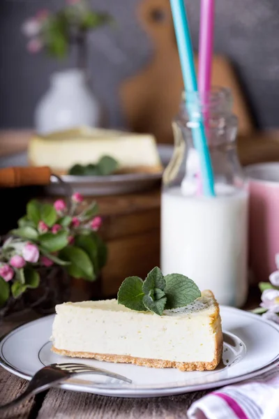 Mint cheesecake på en tallrik — Stockfoto