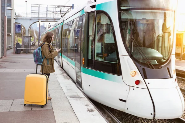 Fille touriste attend le train — Photo