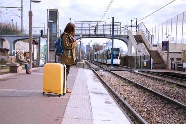 Chica turista espera el tren — Foto de Stock