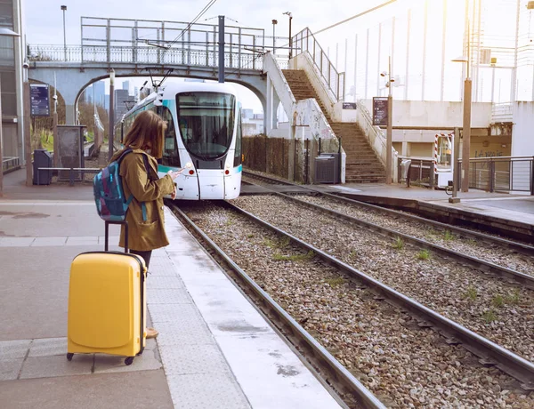 Kız turistik tren için bekler — Stok fotoğraf