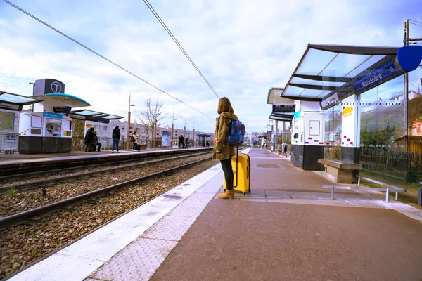 Flicka turist väntar på tåget — Stockfoto