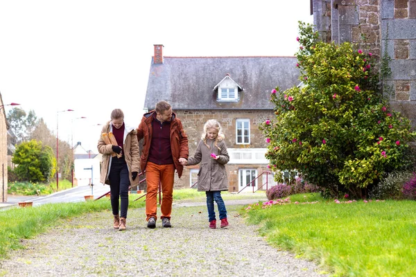 Dad and two daughters stroll around the old city — Stock Photo, Image