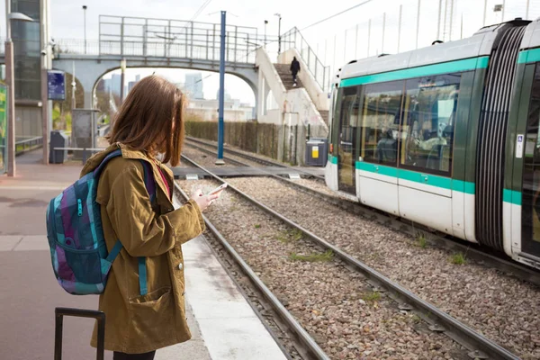 Девушка туристка ждет поезд — стоковое фото