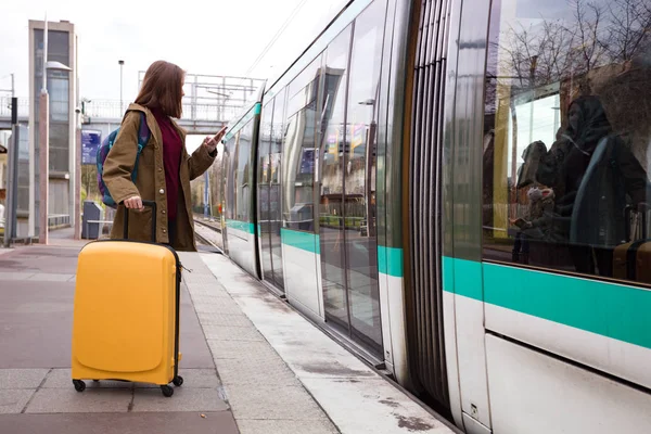 Fille touriste attend le train — Photo