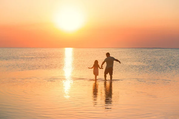 Père avec fille marchant au bord de la mer — Photo