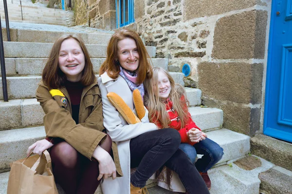 Francés feliz madre e hijas con baguettes — Foto de Stock