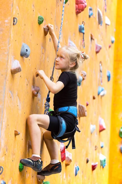 Kleines Mädchen klettert die Wand hinauf — Stockfoto