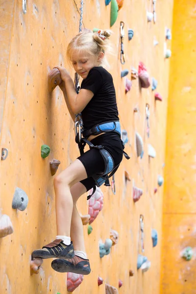 Kleines Mädchen klettert die Wand hinauf — Stockfoto