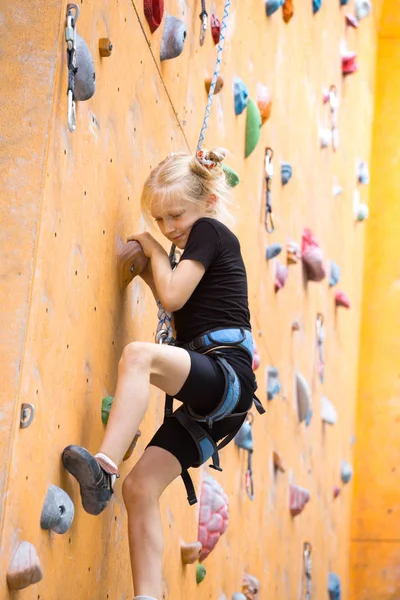 Bambina che si arrampica sul muro — Foto Stock