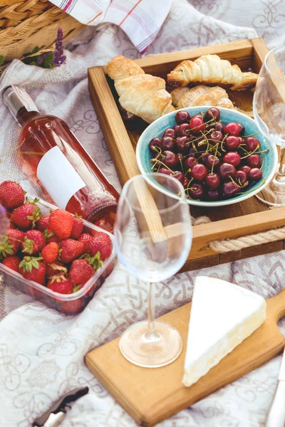 Picknick i ängen — Stockfoto