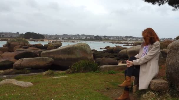 Дівчинка Сидить Лавці Дивлячись Порожній Скелястий Берег Час Відливу Бретань — стокове відео
