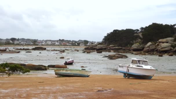 Trégastel Francja Kwietnia 2018 Yachts Łodzi Czasie Odpływu Ocean Wybrzeżu — Wideo stockowe
