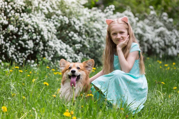 Meisje met hond buiten — Stockfoto