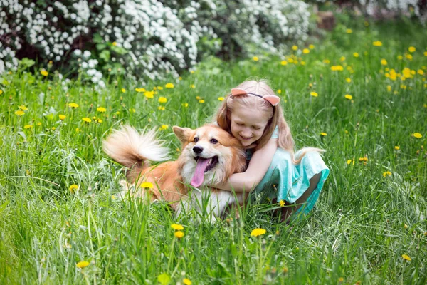 Meisje met hond buiten — Stockfoto