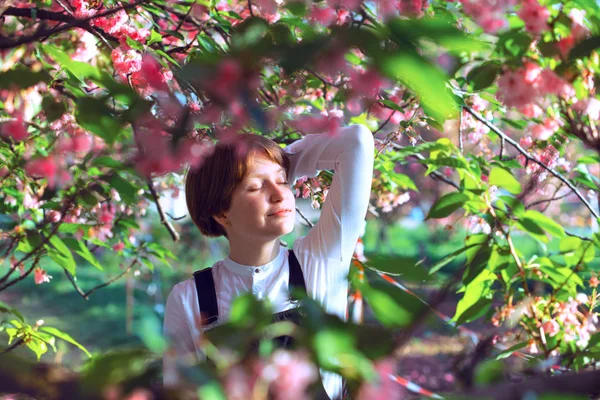 女孩摆在樱花 — 图库照片