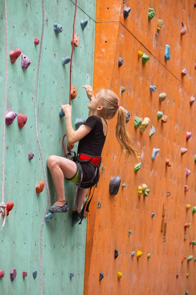 Kleines Mädchen klettert die Wand hinauf — Stockfoto