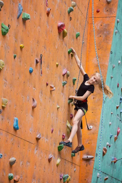 Bambina che si arrampica sul muro — Foto Stock