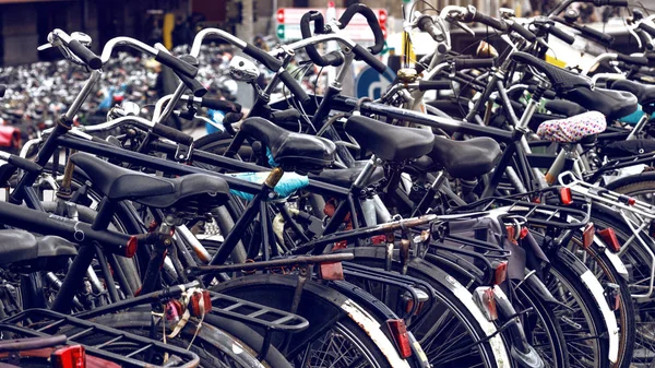 Χώρος στάθμευσης ποδηλάτων στο Άμστερνταμ, Ολλανδία — Φωτογραφία Αρχείου