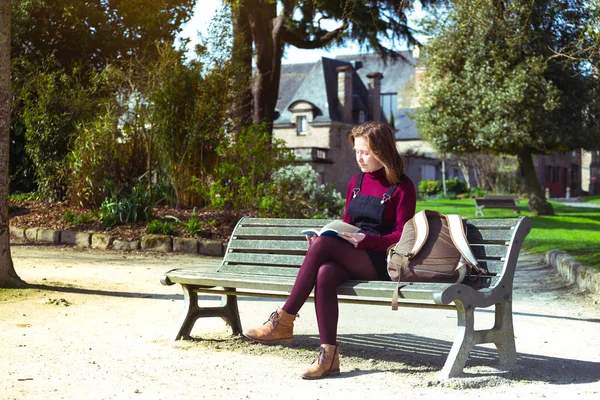 책을 읽고 공원에서 소녀 — 스톡 사진