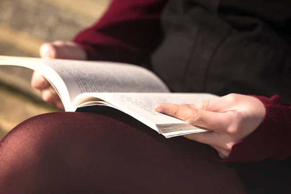 Mädchen im Park liest ein Buch — Stockfoto