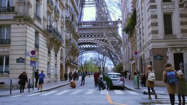 Paris França Março Pessoas Rua Estão Fazendo Fotos Com Torre — Vídeo de Stock