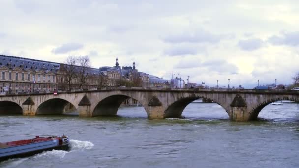 París Francia Marzo Barcaza Flotando Junto Río Sena Bajo Puente — Vídeo de stock