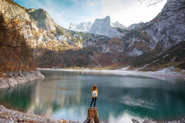 Girl stands on the shore of a mountain lake — Stock Photo, Image