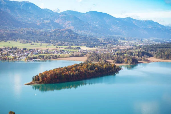 Lindo lago de montanha — Fotografia de Stock