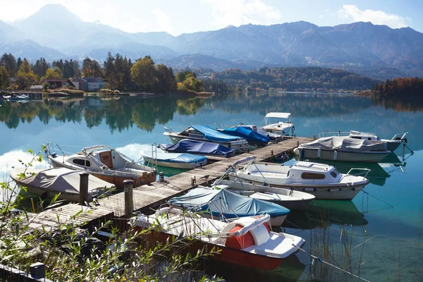 Lindo lago de montanha — Fotografia de Stock