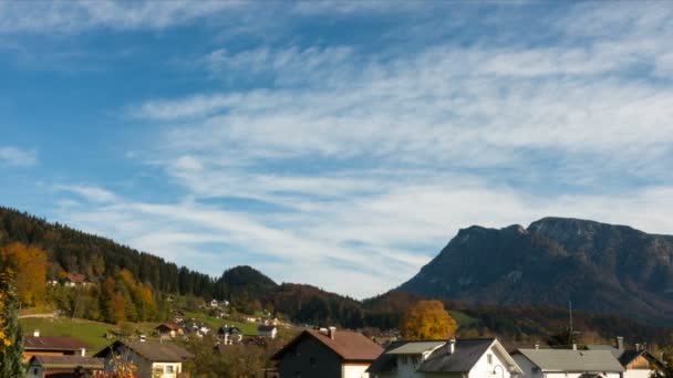 秋天的山谷 与美丽的村庄在青山上 在奥地利的阿尔卑斯山边逝去 — 图库视频影像