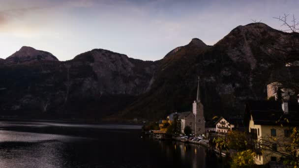 Sunrise Timelapse Outono Vista Aldeia Montanha Hallstatt Com Lago Hallstatter — Vídeo de Stock