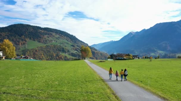 Grupo Chicas Caminando Por Carretera Entre Campos Verdes Los Alpes — Vídeo de stock