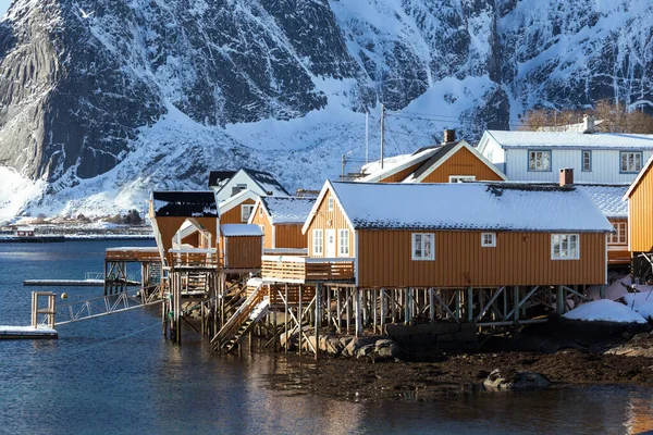 Traditioneel Noors houten huis rorbu — Stockfoto