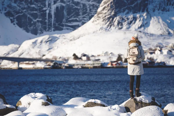 Meisje loopt langs de oever van de fjord — Stockfoto