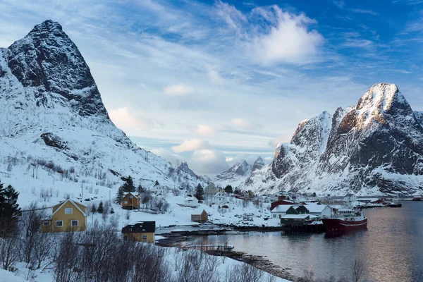 Bela vista sobre a cidade Reine — Fotografia de Stock