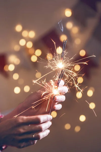 Mädchen und Bengalische Lichter — Stockfoto