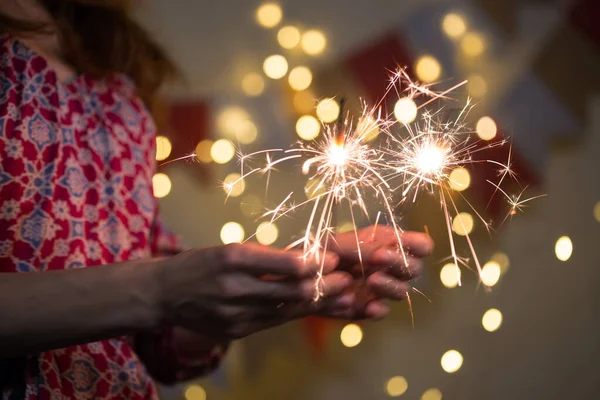 Ragazza e luci del Bengala — Foto Stock