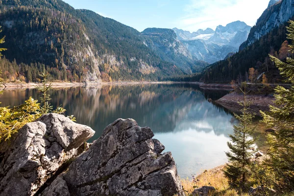 Lindo lago de montanha — Fotografia de Stock