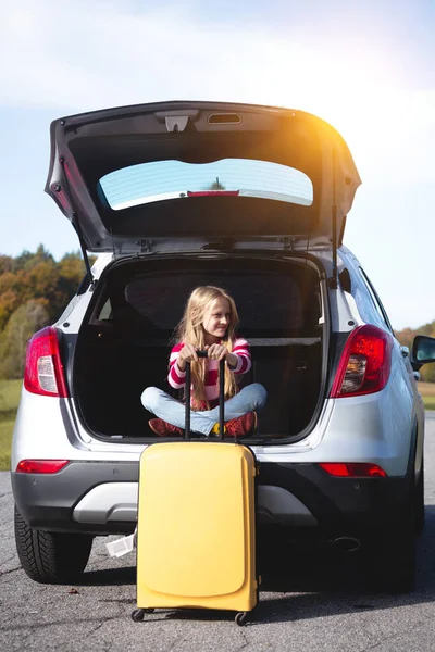 Young  girl portrait at the car trunk — Stock Photo, Image