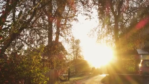 Ochtend Dorpsstraat Met Het Hek Verlicht Met Felle Zonnestralen — Stockvideo