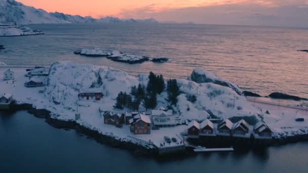 朝美しい赤い日の出とロフトテン諸島の雪に覆われた山々とラインの空中パノラマ — ストック動画