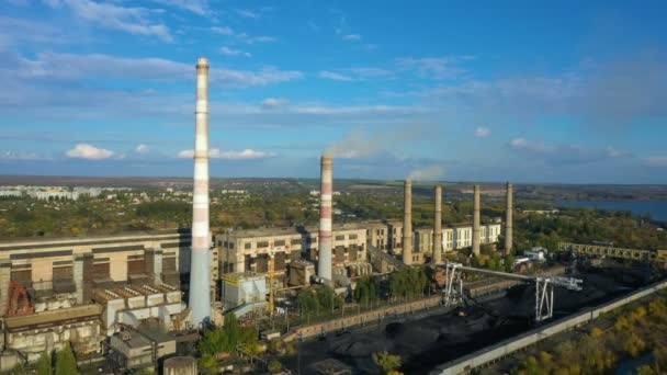 Vista Aerea Del Fumo Dalle Tubature Della Centrale Elettrica Sulla — Video Stock